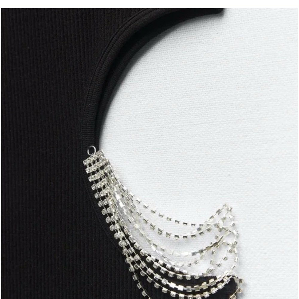 Elegant Black Cutout Top with Chain Detail - Picture 5 of 7